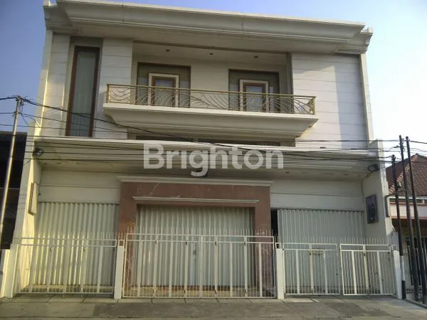 image RUMAH SHOW ROOM DI MAYJEND. SUTOYO SEMARANG. (1)