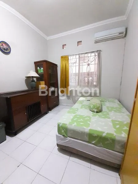 image RUMAH SIAP HUNI,TERAWAT (1,5 LANTAI) TERLETAK DI PURIMAS  SURABAYA SELATAN (2)