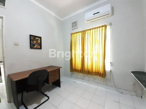 image RUMAH SIAP HUNI,TERAWAT (1,5 LANTAI) TERLETAK DI PURIMAS  SURABAYA SELATAN (5)