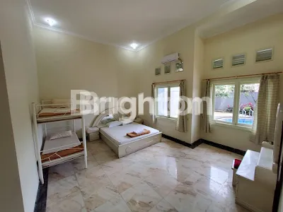 image RUMAH MEWAH FULL FURNISED DENGAN KOLAM RENANG (5)