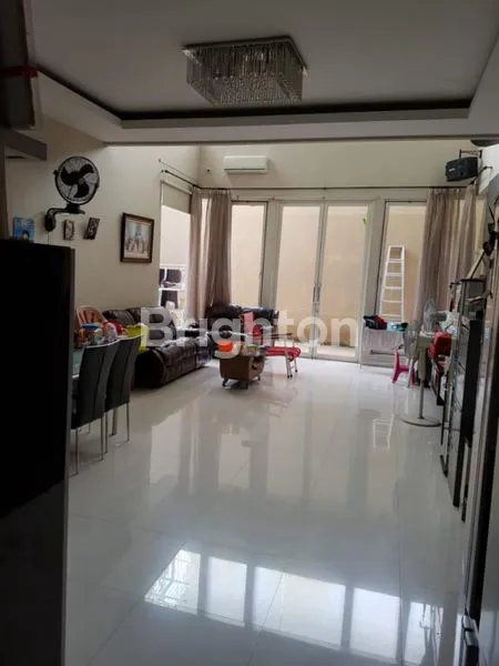 image RUMAH TERAWAT ARAYA SURABAYA ROW JALAN 3 MOBIL (1)