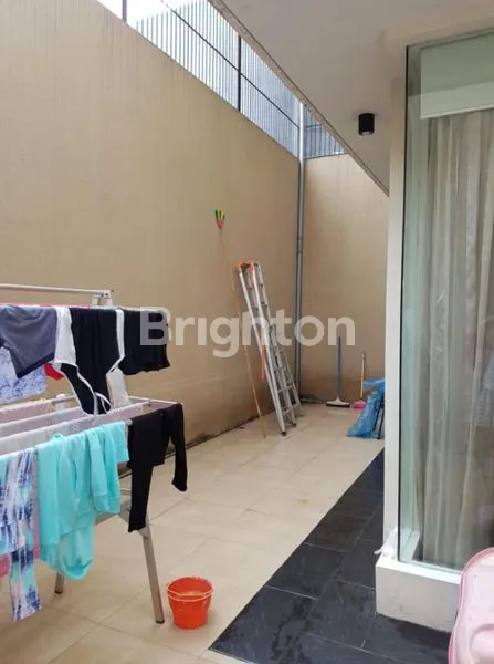 image RUMAH TERAWAT ARAYA SURABAYA ROW JALAN 3 MOBIL (2)