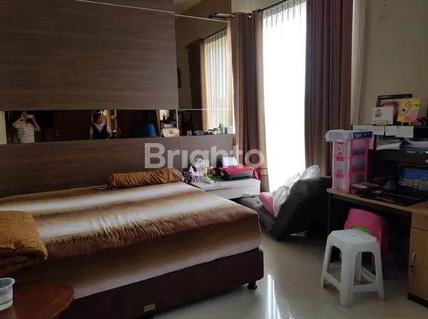 image RUMAH TERAWAT ARAYA SURABAYA ROW JALAN 3 MOBIL (3)