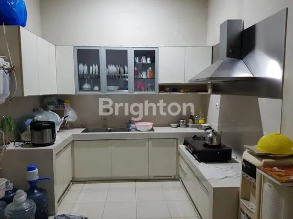 image RUMAH TERAWAT ARAYA SURABAYA ROW JALAN 3 MOBIL (4)