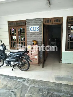 image RUMAH 2 JEJER TEMPAT KOS KOSAN,RUMAH 1 KT 6+1,KM 2+1PLN 2200 WATT PDAM SHM ROW JALAN MOBIL BEBAS CARPORT HARGA 1,9M RUMAH 2 (2)