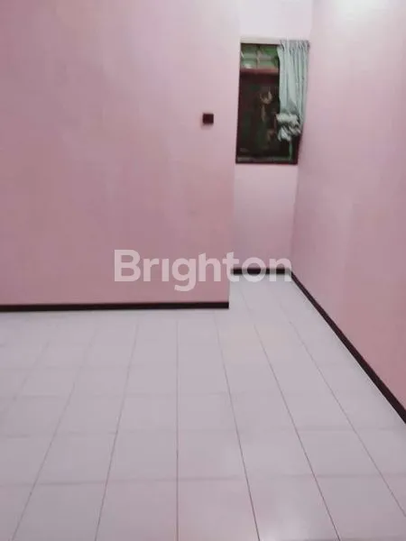 RUMAH 2 LANTAI SEMI FURNISH ADA 1 AC,KITCHEN SET,DAERAH SYRATEGIS,TENGAH KOTA,DEKAT DENGAN SUPERINDO