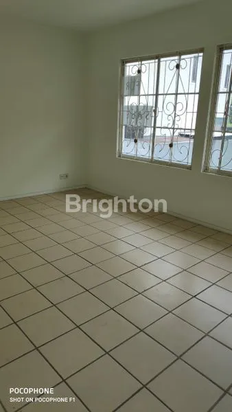 image RUMAH 2 LT DENGAN HALAMAN YANG LUAS DI LIPPO KARAWACI TANGERANG (4)