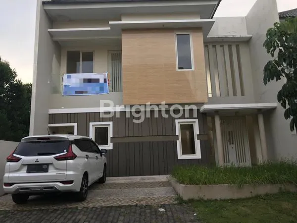 image RUMAH ALAM HIJAU BARU GRESS JALAN UTAMA ROW BESAR CITRALAND (1)