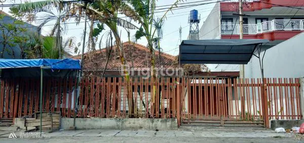 image 2 RUMAH DI PETEMON BARAT  (1)