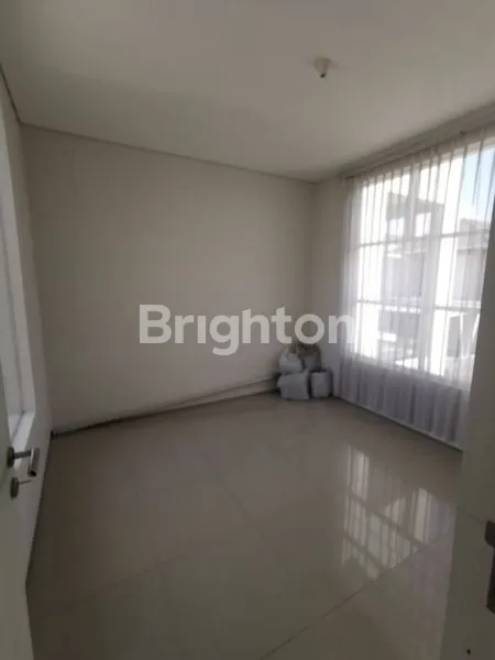 image RUMAH ROYAL RESIDENCE GREENWICH TERAWAT ROW LEBAR (2)