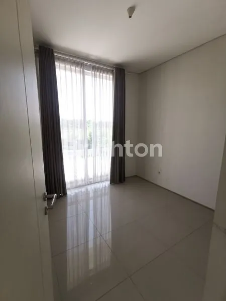 image RUMAH ROYAL RESIDENCE GREENWICH TERAWAT ROW LEBAR (4)