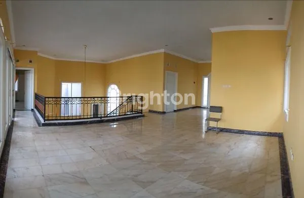 image RUMAH MEWAH DENGAN KOLAM RENANG DI DIENG MALANG (4)