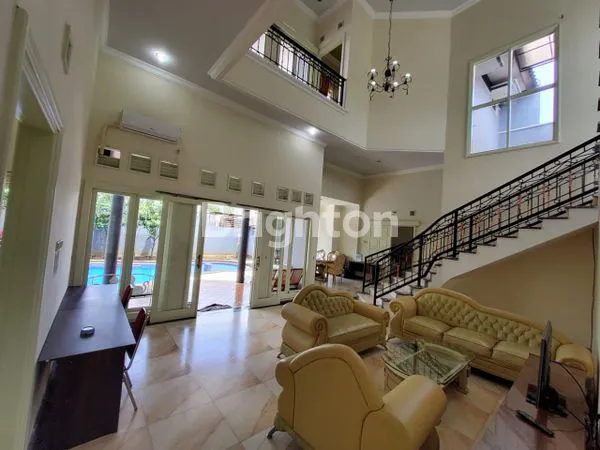 image RUMAH MEWAH DENGAN KOLAM RENANG DI DIENG MALANG (2)