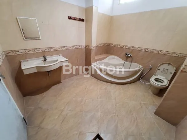 image RUMAH MEWAH DENGAN KOLAM RENANG (2)