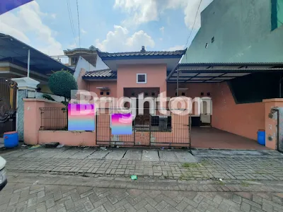 RUMAH LAMA TAPI MASIH KOKOH BANGUNAN,ADA CARPORT,HANYA TINGGAL SENTUHAN CAT SAJA,DEKAT JALAN RAYA JAMBANGAN SURABAYA,ROW JALAN 8M