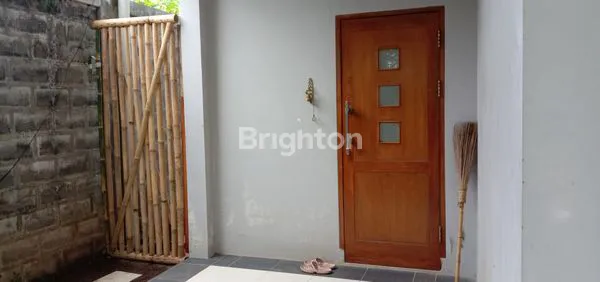 image DESAIN RUMAH UNIK & MEMILIKI BANYAK JENDELA UNTUK SIRKULASI CAHAYA & UDARA (5)