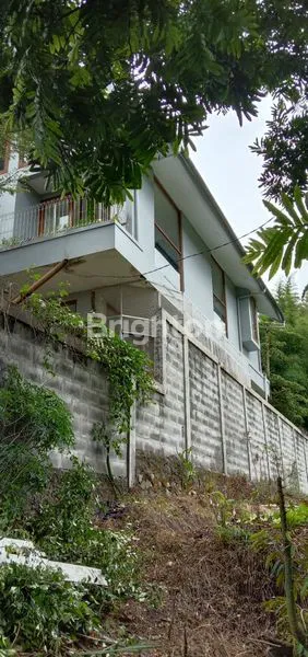 image DESAIN RUMAH UNIK & MEMILIKI BANYAK JENDELA UNTUK SIRKULASI CAHAYA & UDARA (7)