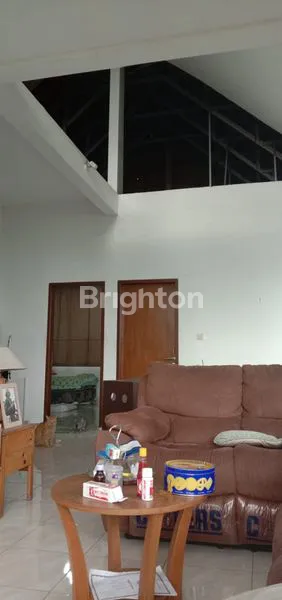 image DESAIN RUMAH UNIK & MEMILIKI BANYAK JENDELA UNTUK SIRKULASI CAHAYA & UDARA (8)