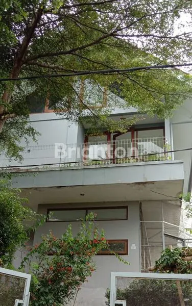 image DESAIN RUMAH UNIK & MEMILIKI BANYAK JENDELA UNTUK SIRKULASI CAHAYA & UDARA (1)