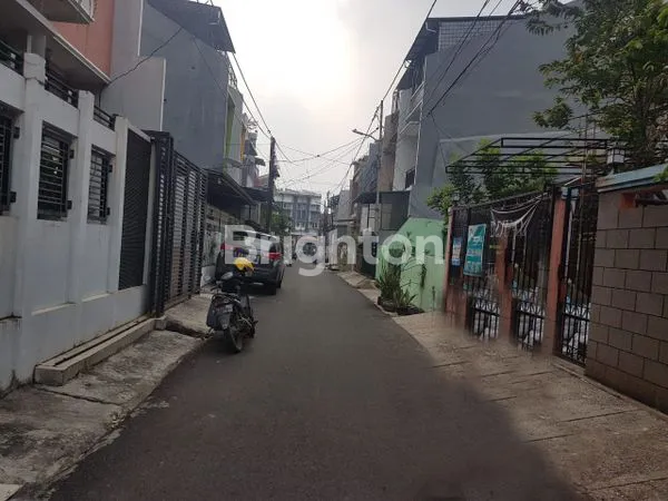 image RUMAH TOMANG 2.5LANTAI SEMI FURNISH DI JAKARTA BARAT (3)