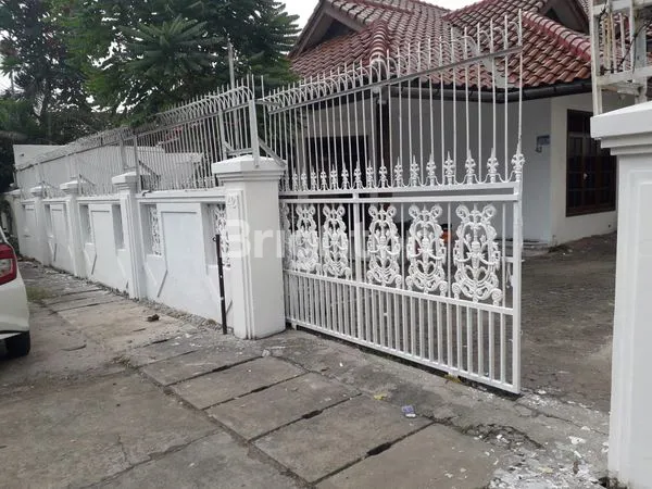 image RUMAH 2 LANTAI SEMI FURNISH DENGAN PEKARANGAN YANG LUAS DI KEMANGGISAN  JAKARTA BARAT (7)