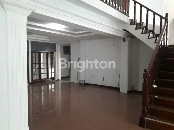 image RUMAH 2 LANTAI SEMI FURNISH DENGAN PEKARANGAN YANG LUAS DI KEMANGGISAN  JAKARTA BARAT (4)