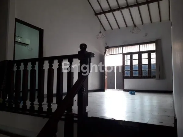 image RUMAH 2 LANTAI SEMI FURNISH DENGAN PEKARANGAN YANG LUAS DI KEMANGGISAN  JAKARTA BARAT (5)