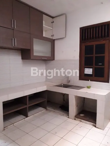 image RUMAH 2 LANTAI SEMI FURNISH DENGAN PEKARANGAN YANG LUAS DI KEMANGGISAN  JAKARTA BARAT (6)