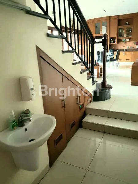 image RUMAH MEWAH 3 LANTAI FULL FURNISAH DENGAN KOLAM RENANG DI  ANGSANA DURI KEPA JAKARTA BARAT (4)