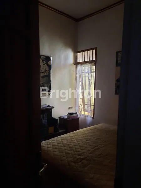 image RUMAH BANGUNAN INDAH,SIAP HUNI,1,5 LANTAI,LANTAI ATAS GUDANG,TERAS,CARPORT,BELAKANG KETUTUP TAPI MASIH ADA ANGIN2 DAN TERANG,ROW JALAN 8M,5 MENIT EXIT TOL,DELAT MALL PLAZA,RS,HOTEL ASTON,LOKASI SEKELILING NYAMAN (6)