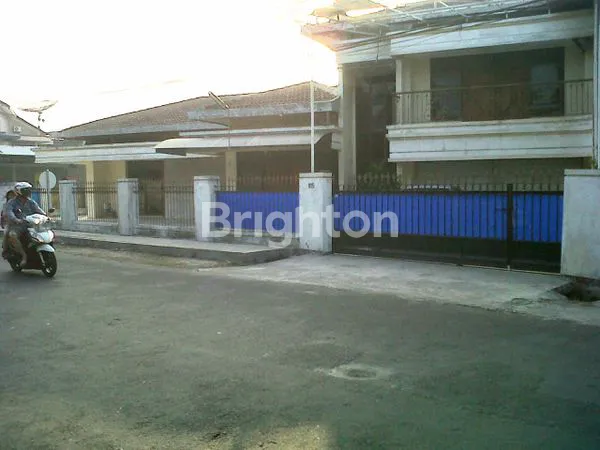 image RUMAH 2 LANTAI PERLU RENOVASI ROW JALAN BOULEVARD PERUMAHAN MANYAR TOMPOTIKA DEKAT SEKOLAH PETRA UNIVERSITAS UNAIR AIRLANGGA UNTAG (1)