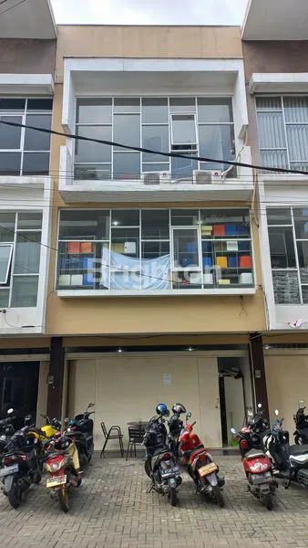 RUKO 3,5 LANTAI DI LOKASI PADAT PENDUDUK