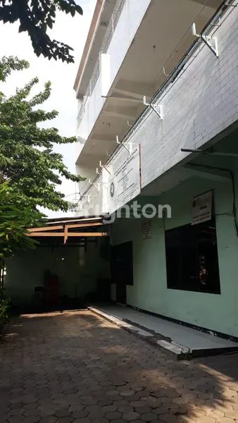 image GEDUNG PERKANTORAN 3 LANTAI BANYAK RUANGAN DI DEKAT MERR (3)