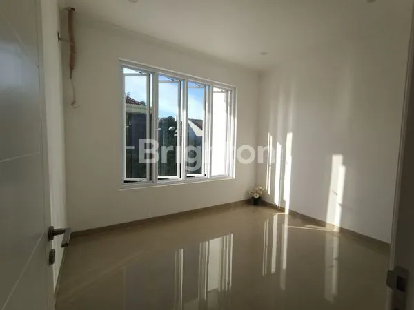 image RUMAH TAMAN MUTIARA PAKUWON CITY (8)