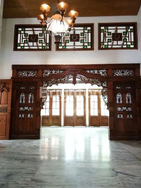image RUMAH BESAR DENGAN UKIRAN KAYU JATI , GEBYOK + JOGLO , TENGAH KOTA (1)