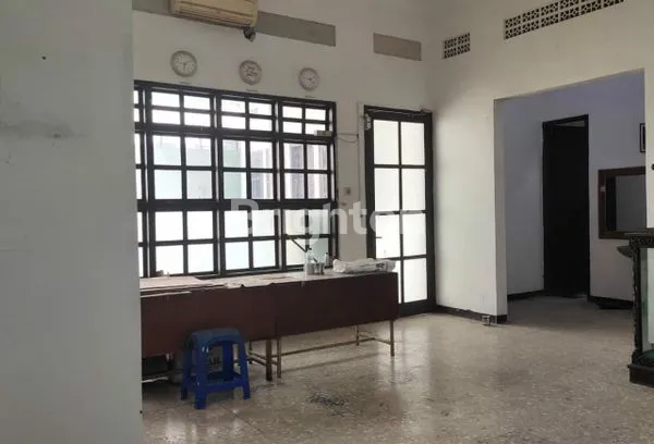 image RUMAH BESAR DI JL VETERAN TENGAH KOTA SEMARANG, STRATEGIS UNTUK USAHA ATAUPUN TEMPAT TINGGAL. BEBAS BANJIR (1)