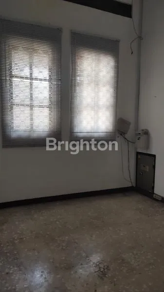 image RUMAH BESAR DI JL VETERAN TENGAH KOTA SEMARANG, STRATEGIS UNTUK USAHA ATAUPUN TEMPAT TINGGAL. BEBAS BANJIR (2)