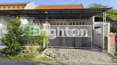 image RUMAH BARU RENOVASI,CANOPY FULL BISA 4 MOBIL,ONE GARE SYSTEM DEKAT KAMPUS UPN,BANDARA JUANDA DAN MERR,4 AC DITINGGAL,ADA PGN,KITCHEN SET,WATERHEATHER,TINGGI PLAFON 4,5M,HALAMAN BELAKANG TERBUKA,PINTU ALMINI SEMUA.SIAP HUNI (1)