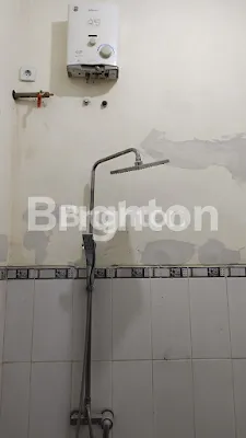 image RUMAH BARU RENOVASI,CANOPY FULL BISA 4 MOBIL,ONE GARE SYSTEM DEKAT KAMPUS UPN,BANDARA JUANDA DAN MERR,4 AC DITINGGAL,ADA PGN,KITCHEN SET,WATERHEATHER,TINGGI PLAFON 4,5M,HALAMAN BELAKANG TERBUKA,PINTU ALMINI SEMUA.SIAP HUNI (5)