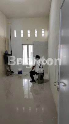 image RUMAH BARU RENOVASI,CANOPY FULL BISA 4 MOBIL,ONE GARE SYSTEM DEKAT KAMPUS UPN,BANDARA JUANDA DAN MERR,4 AC DITINGGAL,ADA PGN,KITCHEN SET,WATERHEATHER,TINGGI PLAFON 4,5M,HALAMAN BELAKANG TERBUKA,PINTU ALMINI SEMUA.SIAP HUNI (7)