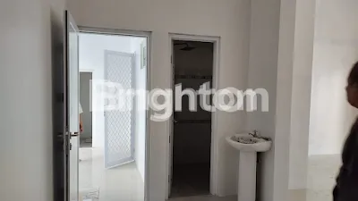 image RUMAH BARU RENOVASI,CANOPY FULL BISA 4 MOBIL,ONE GARE SYSTEM DEKAT KAMPUS UPN,BANDARA JUANDA DAN MERR,4 AC DITINGGAL,ADA PGN,KITCHEN SET,WATERHEATHER,TINGGI PLAFON 4,5M,HALAMAN BELAKANG TERBUKA,PINTU ALMINI SEMUA.SIAP HUNI (8)