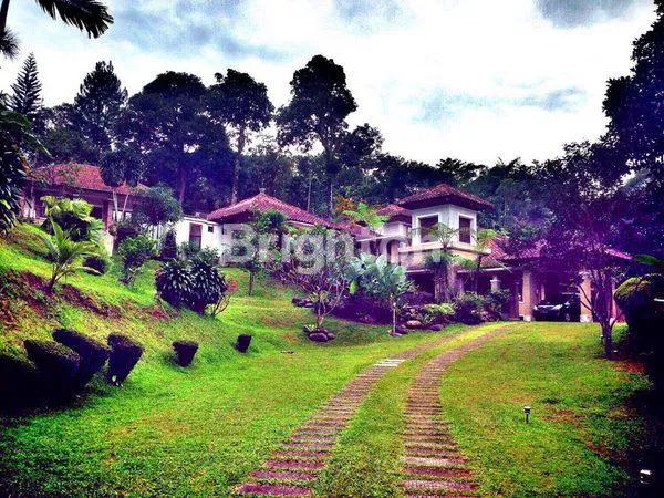 image VILLA CANTIK, TERAWAT DI PUNCAK, ADA KOLAM RENANG, BANGUNAN 3 LANTAI DI BOGOR (6)