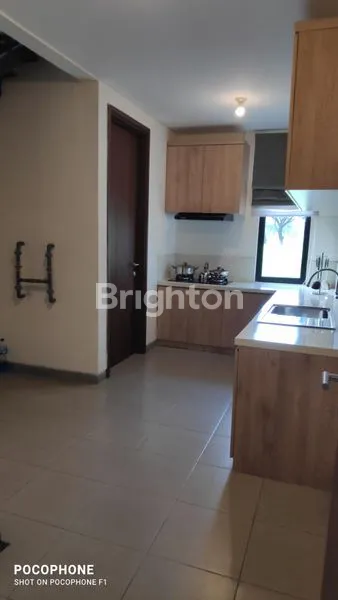 image RUMAH MEWAH DI KAWASAN BERKEMBANG SUVARNA SUTERA CIKUPA TANGERANG (8)