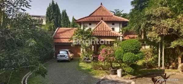 image RUMAH DENGAN KOLAM RENANG DI RIVERPARK BINTARO (6)