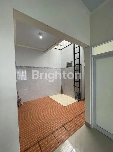 image JUAL CEPAT!!! TURUN HARGA... RUMAH HOOK 2 LANTAI DI GEDANGAN SOLO BARU (8)