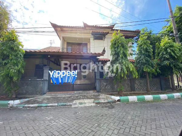 image RUMAH HOOK,MODEL KLASIK,SUPER BESAR 2 LANTAI, JALAN KEMBAR,DEKAT PINTU PURI INDAH,EXIT TOL HANYA 5 MENIT DAN SIAP HUNI,FULL FURNISH,DEKAT SAMSAT (2)