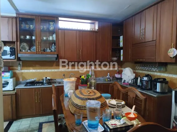 image RUMAH ASRI DENGAN TAMAN SAMPING DI PUSAT KOTA BATU (3)