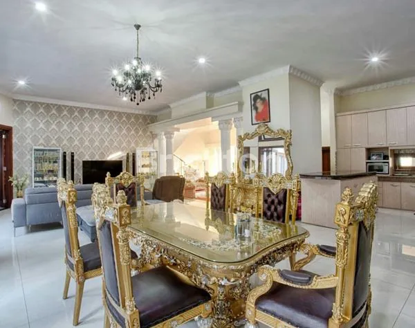 image RUMAH CLASSIC MEWAH BOULEVARD KAWASAN ELITE ARAYA (3)