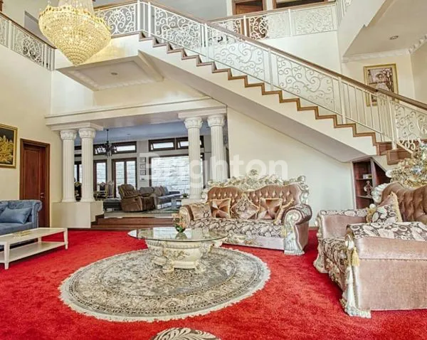 image RUMAH CLASSIC MEWAH BOULEVARD KAWASAN ELITE ARAYA (5)