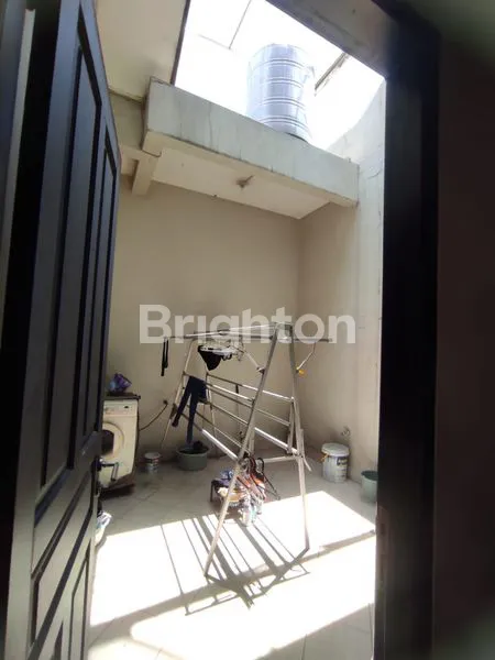 image RUMAH 2 LANTAI MANYAR TIRTOASRI (2)